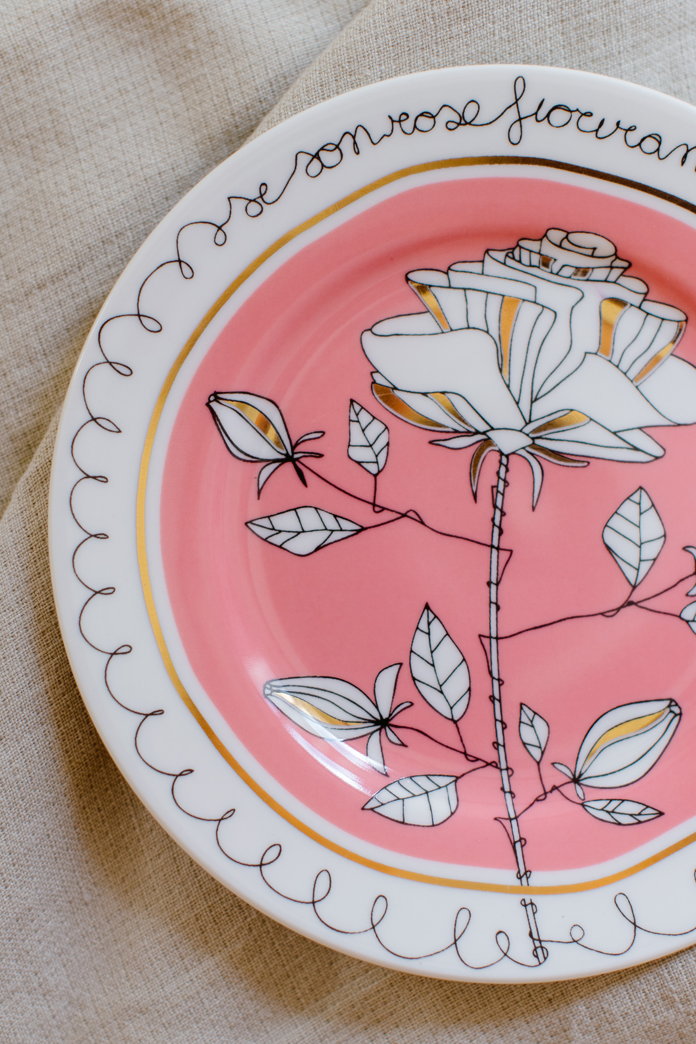 piatto in porcellana rosa con decorazioni in oro, Ilaria Innocenti