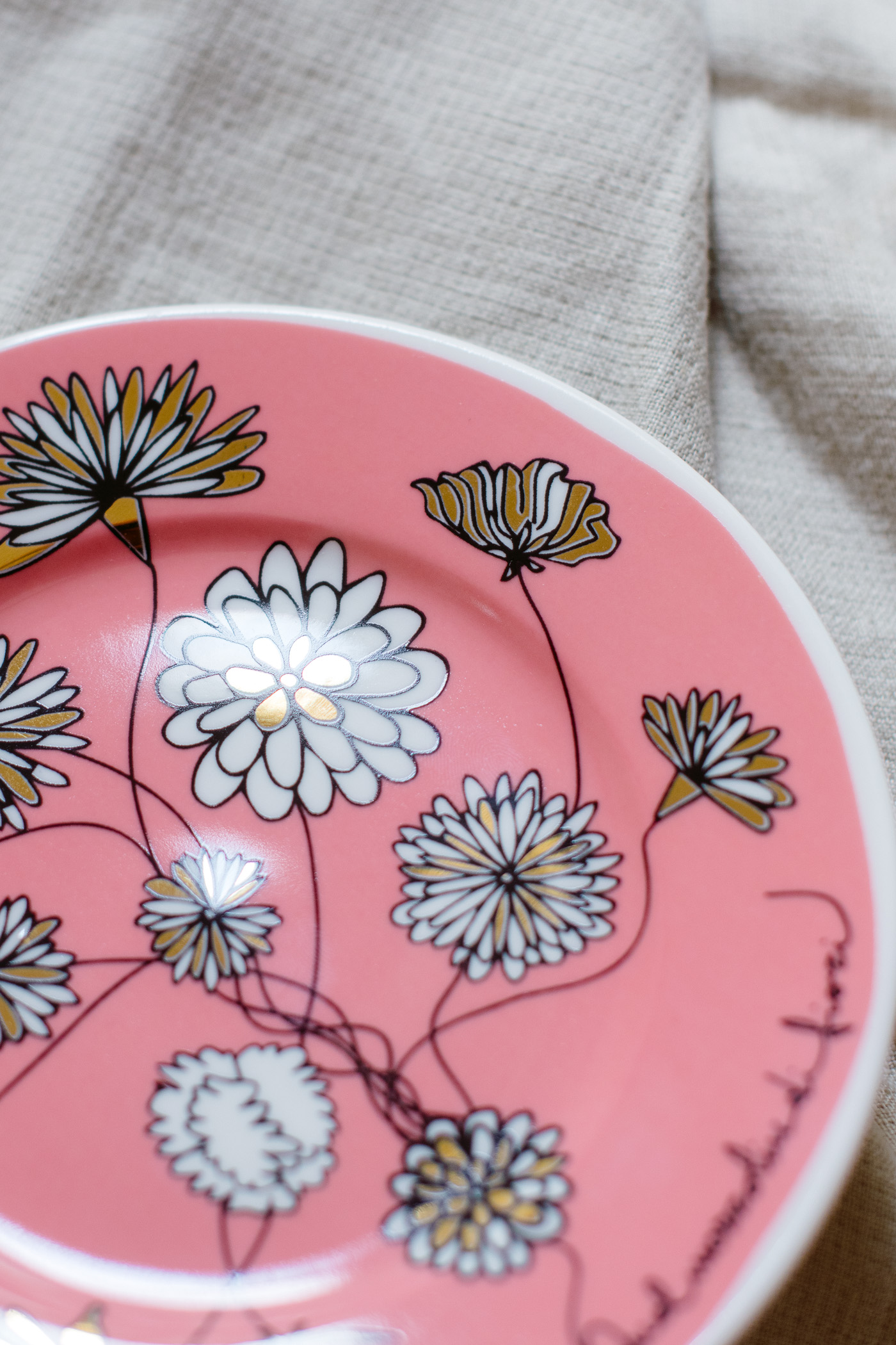 piatto in porcellana oro, decorato con disegni floreali su fondo rosa pastello, idea regalo