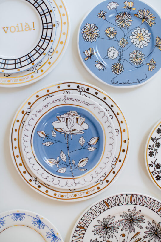 piatto in porcellana azzurro decorato con dettagli oro, disegno di una rosa nei colori bianco e azzurro polvere