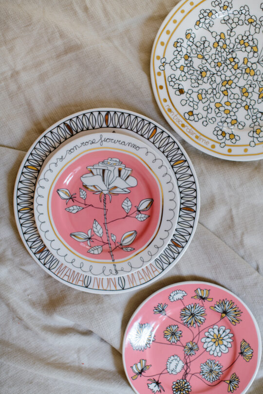 piatto in porcellana rosa con decorazioni in oro, Ilaria Innocenti