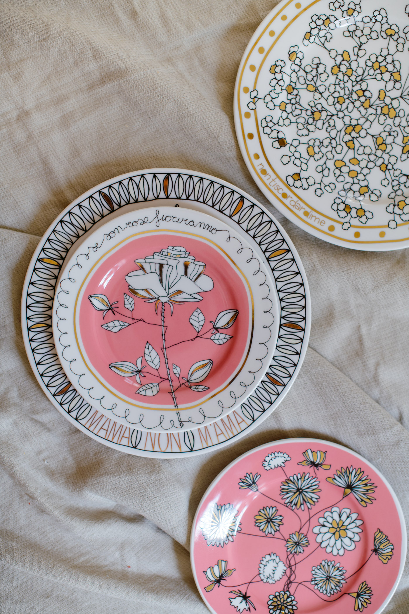 piatto in porcellana rosa con decorazioni in oro, Ilaria Innocenti