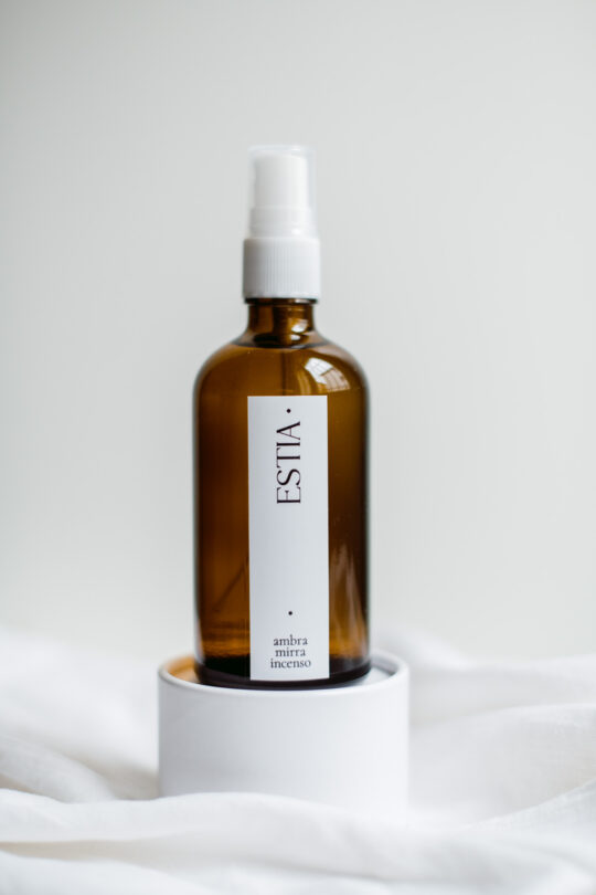 Profumatore ambiente ambrato Estia, La Calathea, spray per tessuti o fiori secchi in bottiglietta di vetro e con etichetta bianca minimal