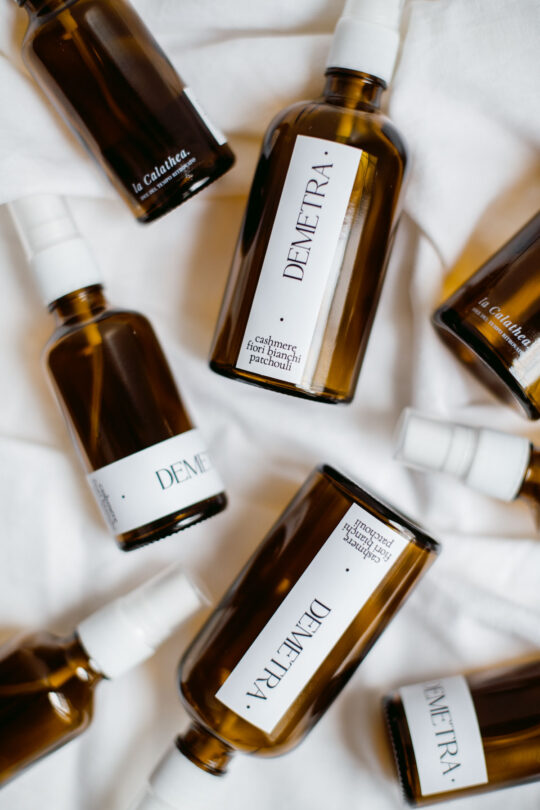 Profumatore ambiente al cashmere in spray o con bastoncini Demetra, La Calathea, profumo per la casa talcato, caldo, morbido