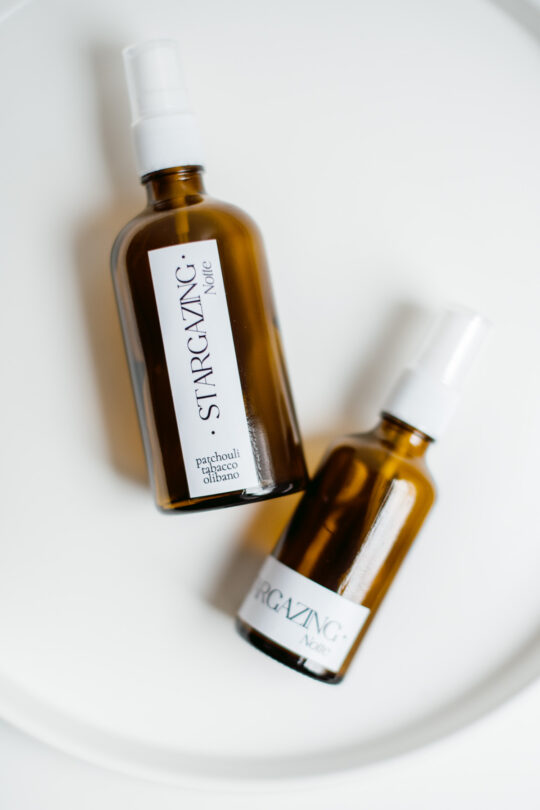 Profumatore ambiente al patchouli Stargazing Notte, prodotto artigianale La Calathea, spray per tessuti con ambra, tabacco, legnoso e morbido