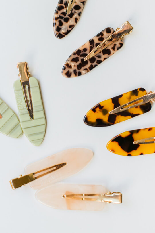 Coppia di fermagli capelli, struttura in metallo e acetato in colori a pattern brillanti, per skin care e make up di Peignèe Paris