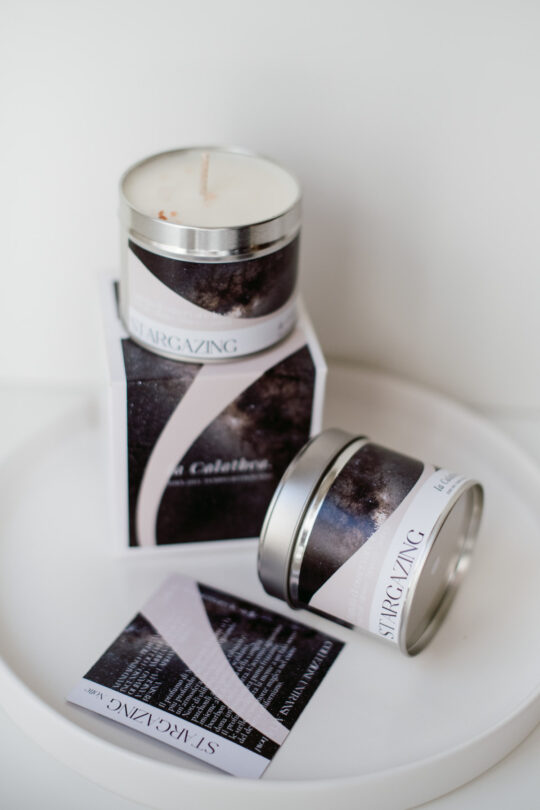 Candela profumata legnosa Stargazing Notte, La Calathea, all'ambra, tabacco, olibano, patchouli, vaniglia e agrumi
