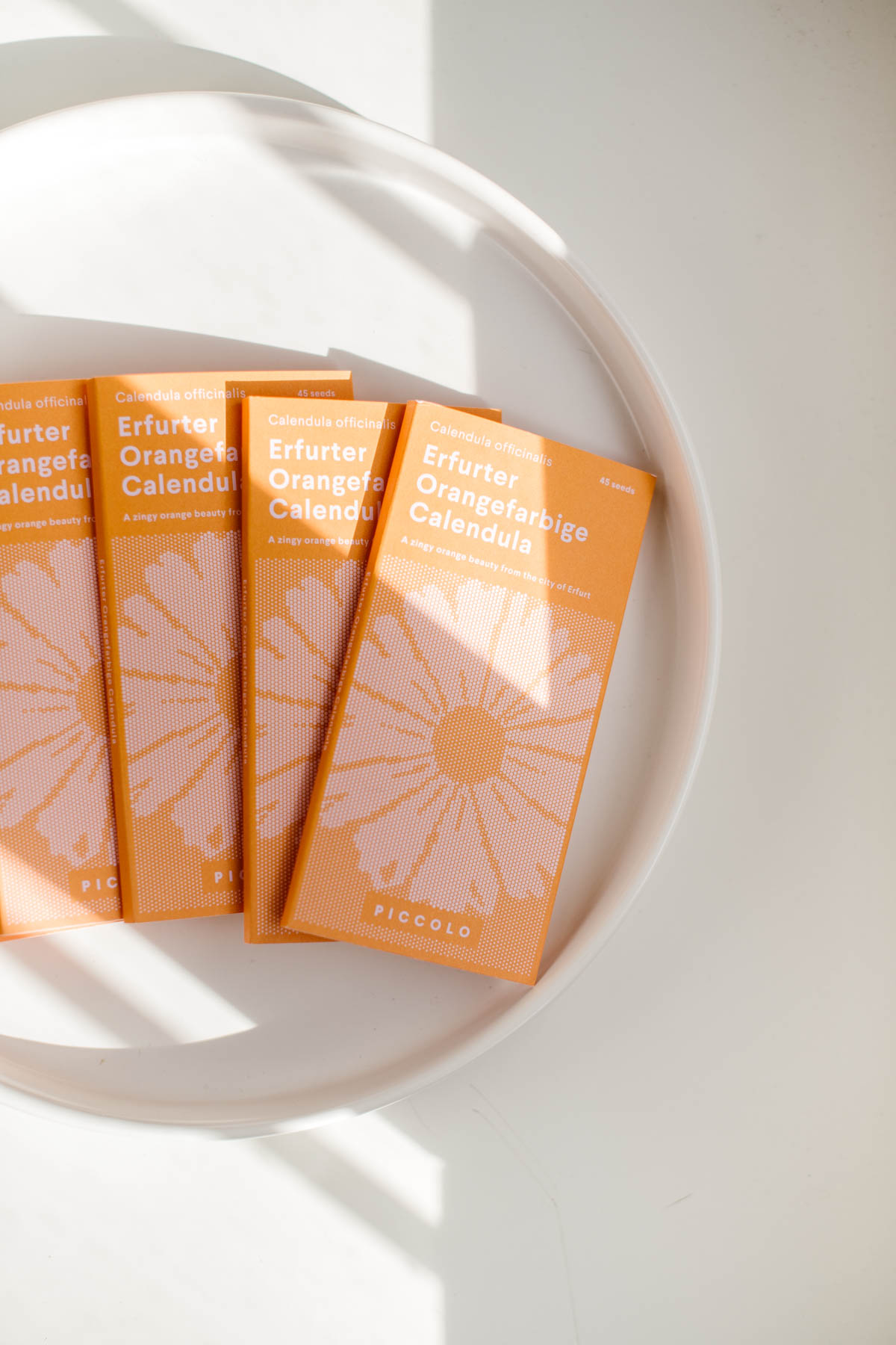 semi di calendula, pianta officinale dal fiore arancione, prodotto in italia da piccolo seeds con packaging in carta